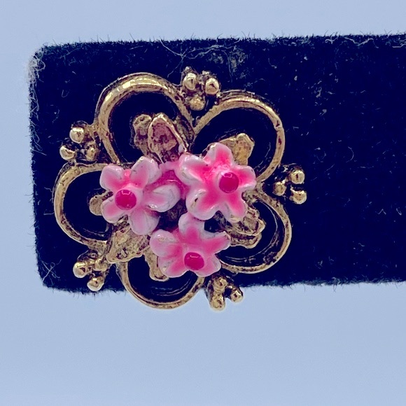 Vintage Signed ART Gold Tone Filigree With Pink Enamel Flowers Dainty Earrings - Picture 2 of 7
